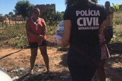 ENTREGA-ALIMENTOS-PELA-POLICIA-CIVIL-DE-MANGA-MG-9